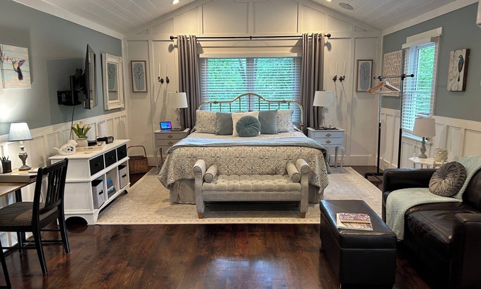 Dawsonville Cottage | Lakeside Retreat Lake Lanier-Great hiking, wineries, and more!Book now for fall!