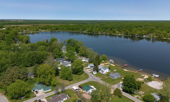 Bloomingdale House | Lakeside Retreat on South Scott Lake – Pet Friendly | Sleeps 8