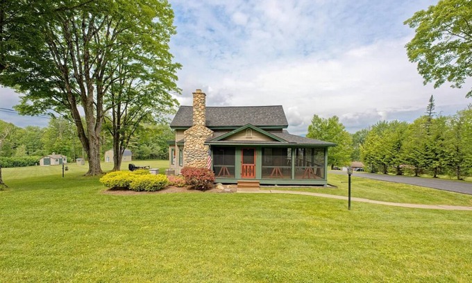 Broadalbin House | Lakeside Retreat with Guest Cottage on 5+ Acres