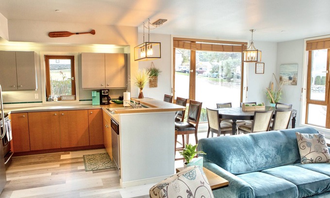 Chelan Condo | Lakeside Sandy Feet Retreat at Chelan Resort Suites unit 101