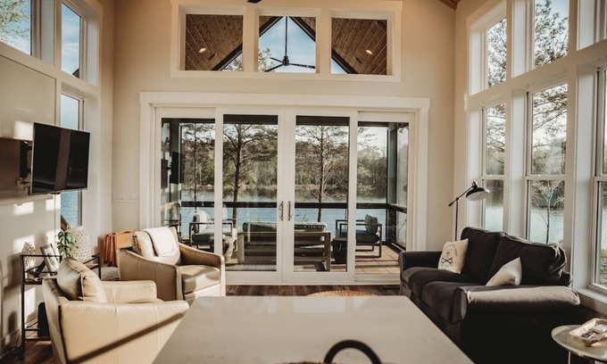 Tracy City Apartment | Lakeside Tiny Home in The Retreat by Water's Edge