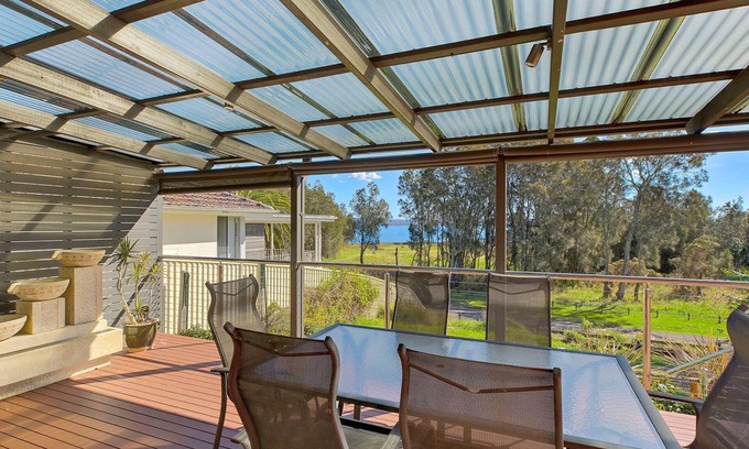 The Entrance House | Lakeside Tranquillity