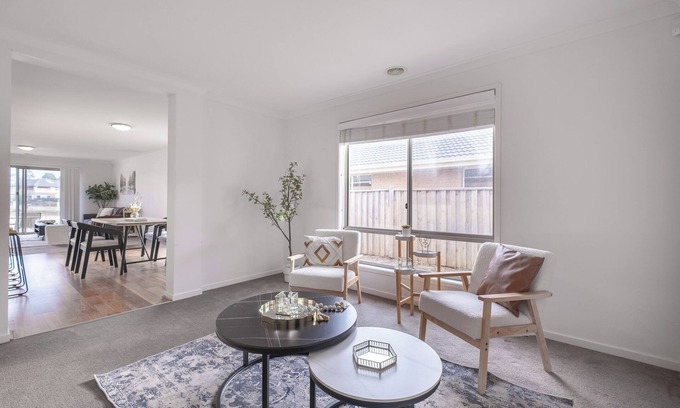 Sanctuary Lakes House | Lakeside view 4BR2BA house in Point Cook Parking