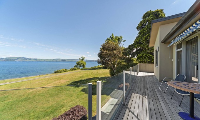 Taupo Cottage | Lakeside Vistas Magic - Rainbow Point Home