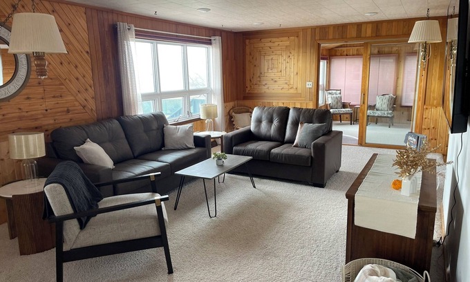 Devils Lake House | "Lakeview" 5 Bed-2 Bath Hovde Resort