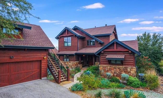 Leander House | Lakeview Cabin w/Resort Style Pools, pickleball, N. Shore Marina on Lake Travis