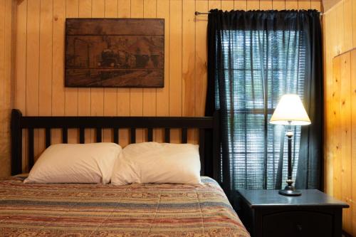 Mead House | Lakeview Cedar Cabin - Whistle Stop - 2