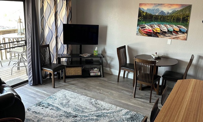 Lake Ozark Condo | LAKEVIEW CONDO, only 3 steps into condo! Onsite parking and access to the lake.