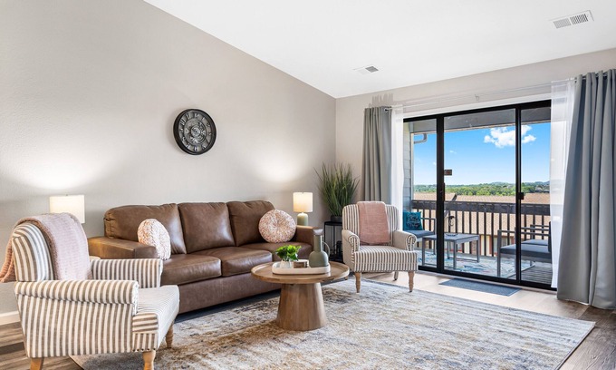 Kimberling City Condo | Lakeview Condo: centrally located w/access to pickleball & pool