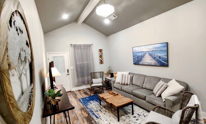Mid America House | Lakeview Getaway A - Perfect for couples or families