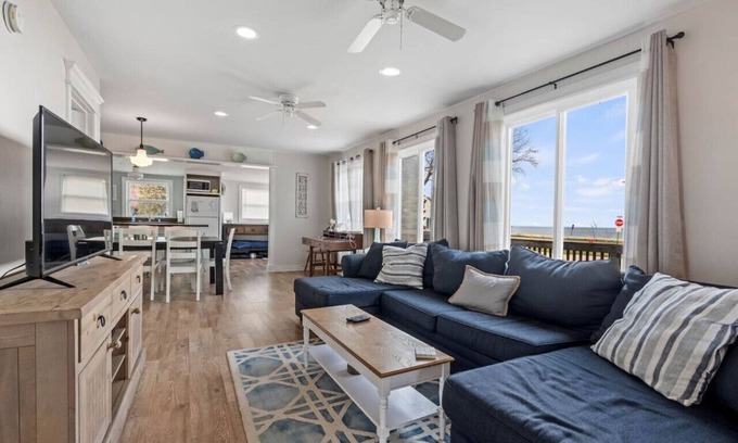 Jeddo House | LakeView Getaway: Lake views & hot tub!