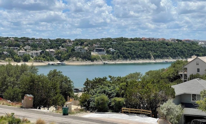 Point Venture House | Lakeview Home-Boat ramp-beach-marina-dining-golf