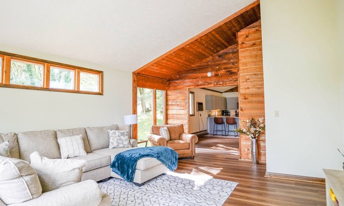 Lynn Garden House | Lakeview Landing, pet friendly lake front home on Boone Lake
