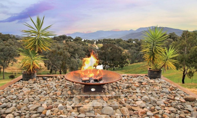 Mountain Bay Cabin | Lakeview Lodge - Executive family accommodation close to Lake Eildon.