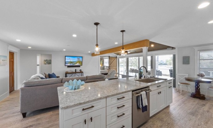 Anna Maria House | Lakeview Lookout - Canal Front Cottage