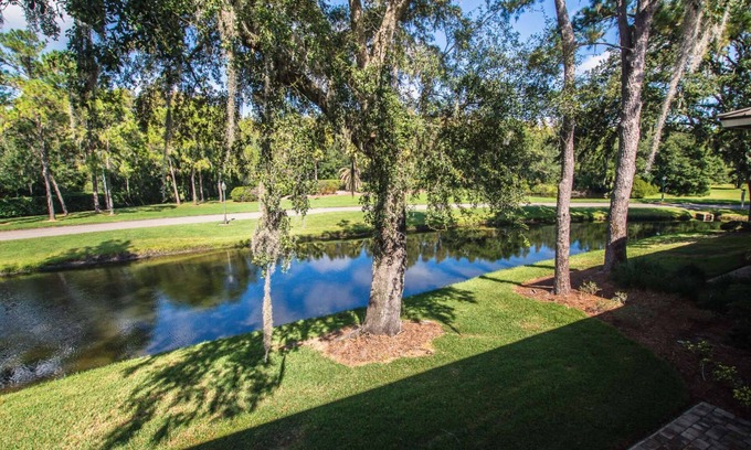 Wesley Chapel Condo | Lakeview Oasis – Cozy 1BR Condo w/Sunset Views, Full Kitchen & Patio – Perfect for Relaxation!