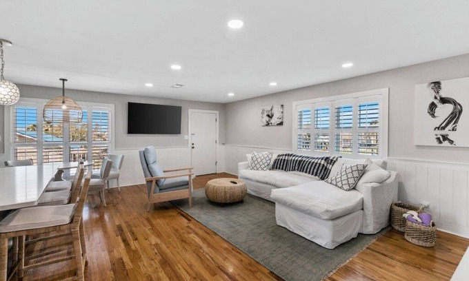 Deatonville House | Lakeview Paradise: Comfy retreat on the water