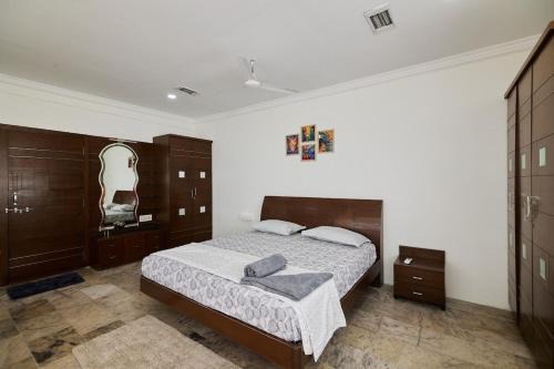 Serilingampally Apartment | LakeView Penthouse Room Himayatnagar