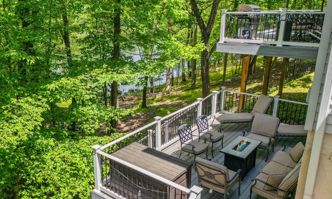East Stroudsburg House | Lakeview Retreat w/Kayaks + Game Room | Gated Community w/Lake + Beach Access