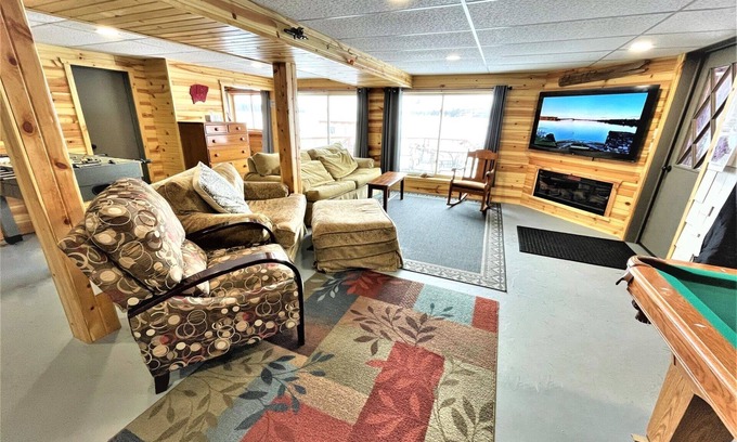 Butternut House | Lakeview Retreat | 8 Bed, 2 Bath, Lakeside on the Flowage!
