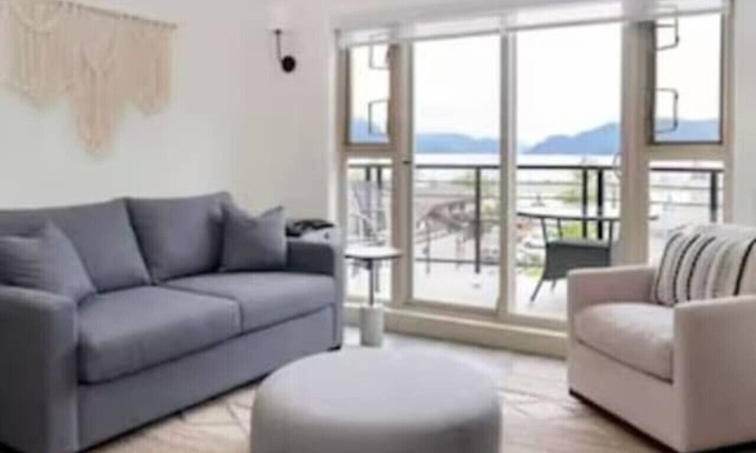 Harrison Hot Springs Apartment | Lakeview Splendor- 7-BR Penthouse Bliss Rooftop