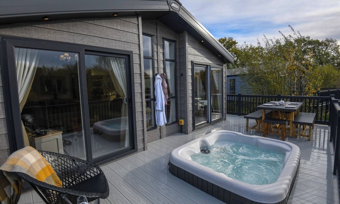 Woodhall Spa Cottage | LAKEWOOD RETREAT, pet friendly, with hot tub in Woodhall Spa