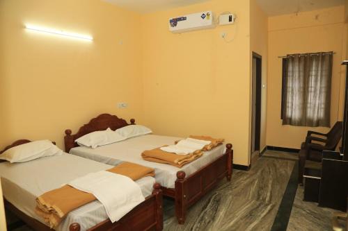 Thirukadaiyur Hotel | Lakshmi Mahal Rooms