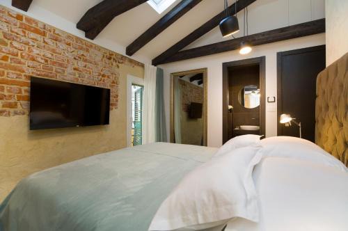 Split House | LAmenta