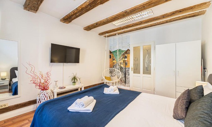 Brasov Old Town Apartment | Lamp House