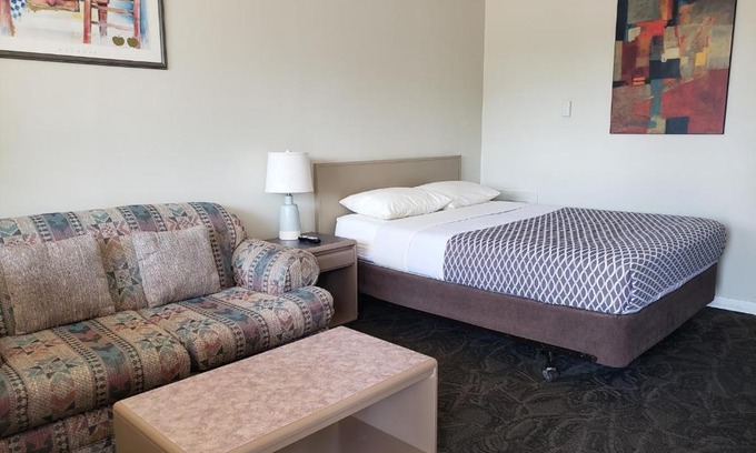 Three Hills Hotel | Lamplighter Inn