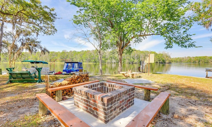 Chiefland Apartment | Lanai & Fire Pit: Riverfront Studio in Chiefland!