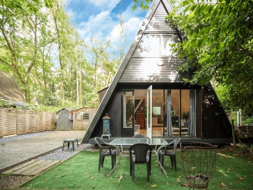 Rekem House | Lanaken Lakeside Cabin Stay