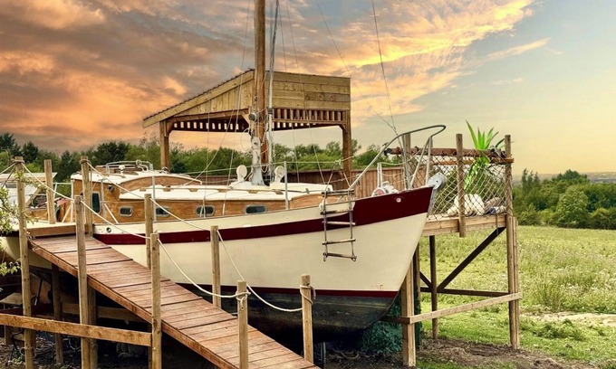 Stanton on the Wolds Boat Rental | Land Ahoy! A historic boat, anchored in acres of greenery. 1 of a kind adventure