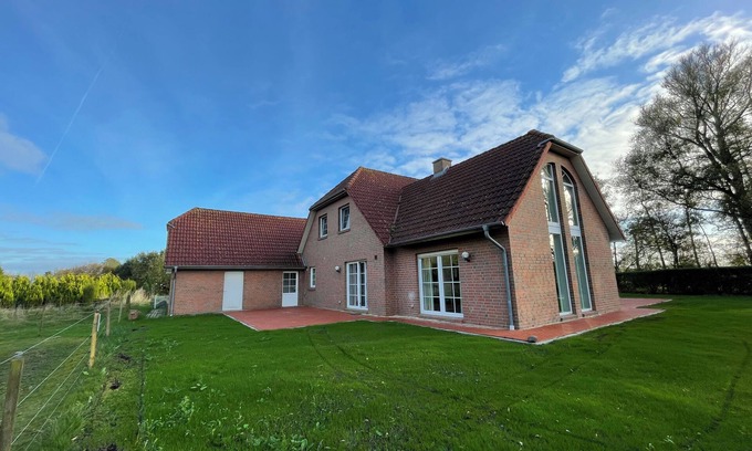 Loquard House | Landhaus Maarweg, large for 10 people, modern furnishings, fireplace, garden