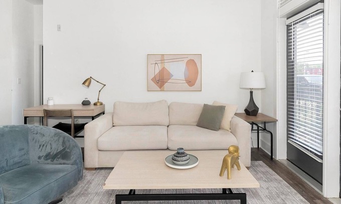 San Marco Apartment | Landing | Amazing 2BD, Pool, Gym