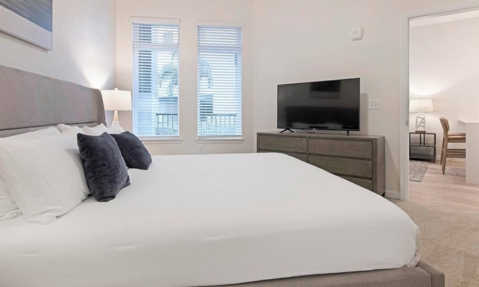 Florida Center Apartment | Landing at Deseo Grande - 1 Bedroom in Southwes.