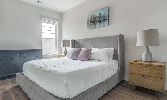 Kensington Apartment | Landing at Hagert and York - 1 Bedroom in East .