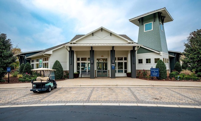 Paw Creek Apartment | Landing at Highland Park at Northlake - 1 Bedro.