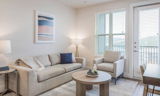 Wetmore Apartment | Landing at La Tierna - 1 Bedroom in Northwest Side