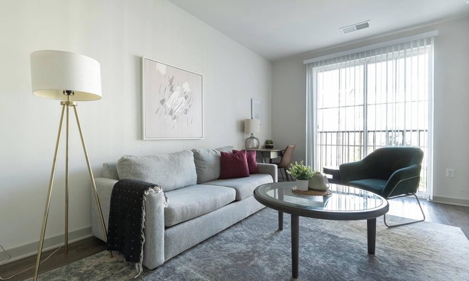 Charlotte Apartment | Landing at Pine 25 North End - 1 Bedroom in Try.