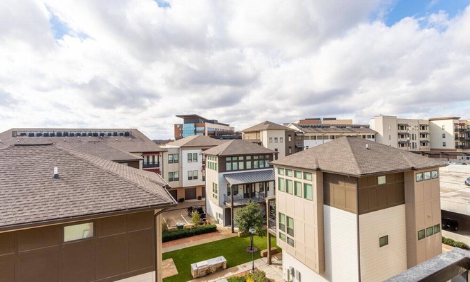 Fort Worth Apartment | Landing at The Kelton at Clearfork - 2 Bedrooms in Downtown Fort Worth