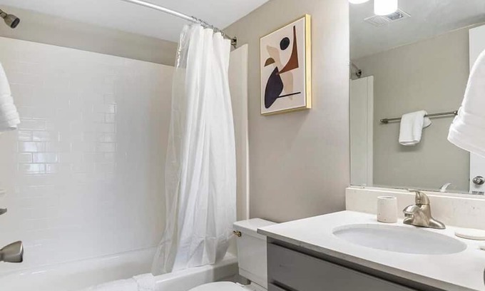 Lorton Apartment | Landing at Woods of Fairfax I - 3 Bedrooms in Downtown Lorton