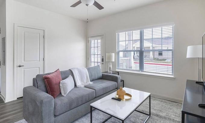 Fort Worth Apartment | Landing | Beautiful 1BD, Gym, Yoga Studio