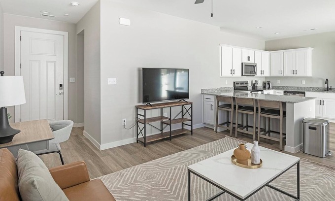 Madison Apartment | Landing | Beautiful 1BD, Courtyard, Pool