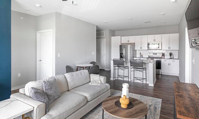 Madison Apartment | Landing | Modern 2BD, Pool, Gym
