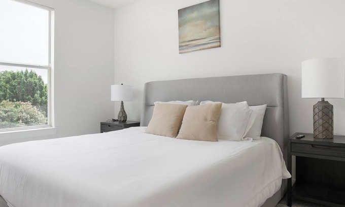 Park Central Apartment | Landing | Spectacular 1BD, Courtyard, Gym