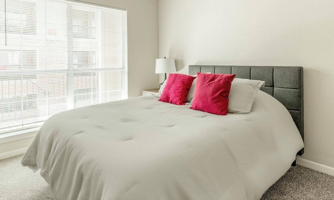 Southbelt/Ellington Apartment | Landing | Spectacular 1BD, Clubhouse, Pool