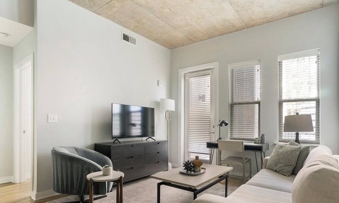 Downtown Apartment | Landing | Spectacular 2BD, Pool, Courtyard