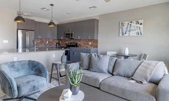 Warehouse District Apartment | Landing | Stunning 1BD, Rooftop Lounge, Game Room