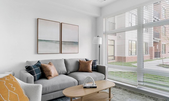 Richmond Apartment | Landing | Stunning Studio, Gym, Pool